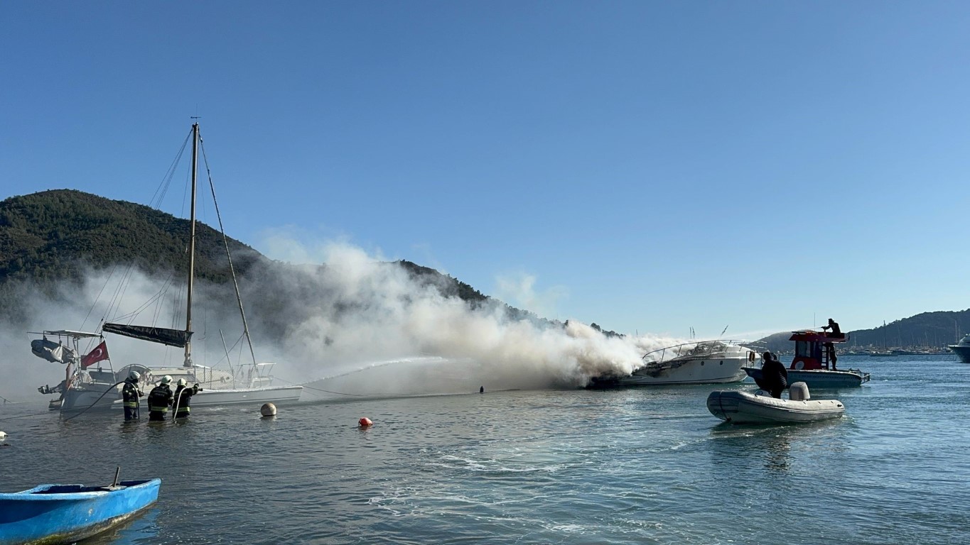Marmaris’te milyonluk motoryat cayır cayır yandı
