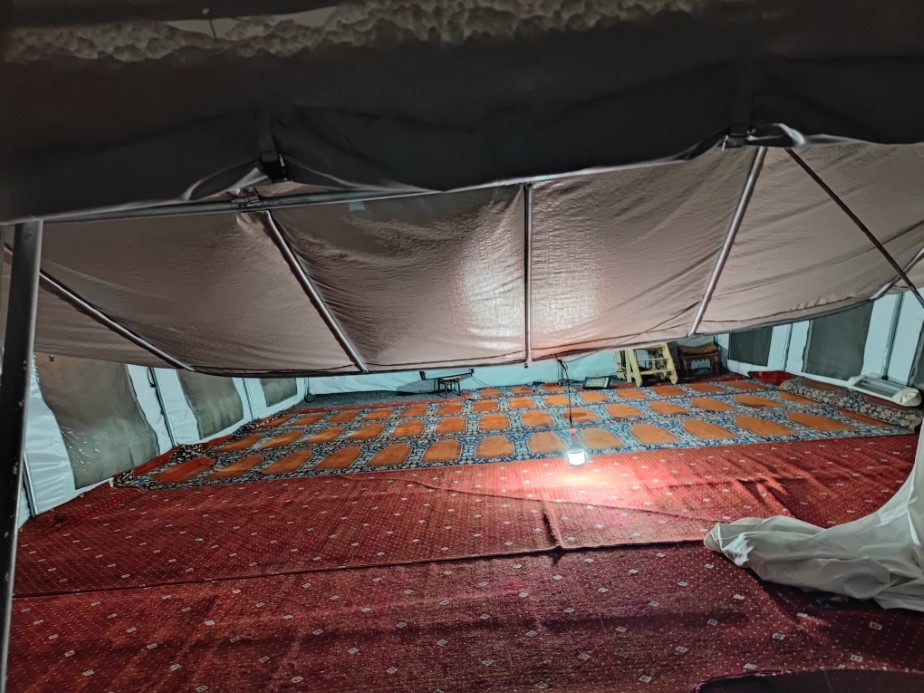 Malatya’nın Akçadağ ilçesinde kar yağışı nedeniyle çadır mescit çöktü