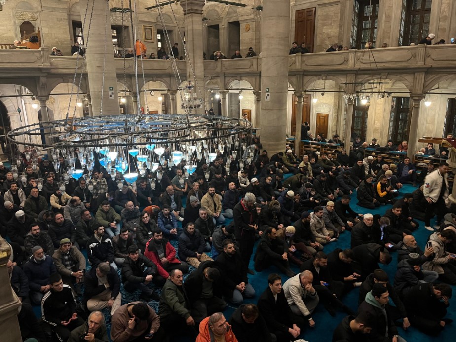 Berat Kandili’nde vatandaşlar Eyüpsultan Camii’ne akın etti