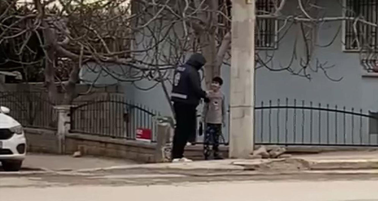 11 yaşındaki çocuk üşüyen polise atkı ve beresini verdi