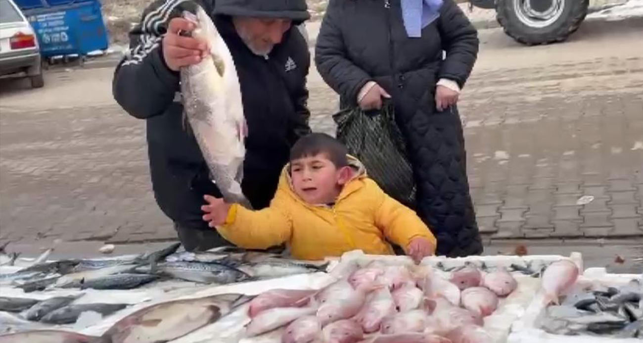 İstediği balığı alamayınca ağladı, hediye edilince sarılarak uzaklaştı