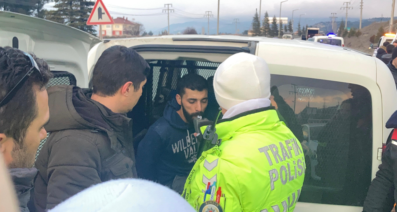 Polisleri peşine takıp 4 aracı hurdaya çeviren şüphelinin 41 suç kaydı çıktı