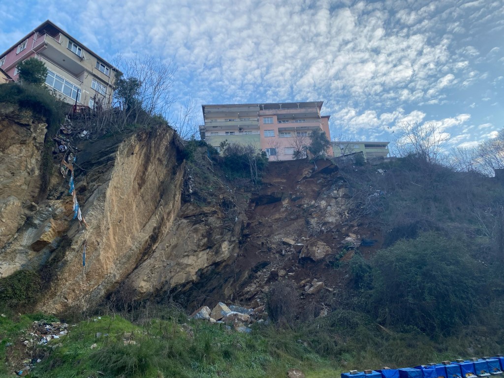 Üsküdar’da toprak kayması: 2 bina boşaltıldı