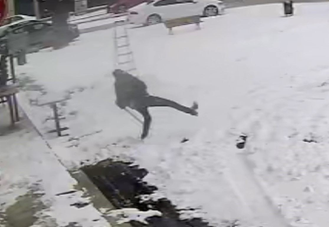 Aksaray’da karda kayıp düşenler kameralara yansıdı