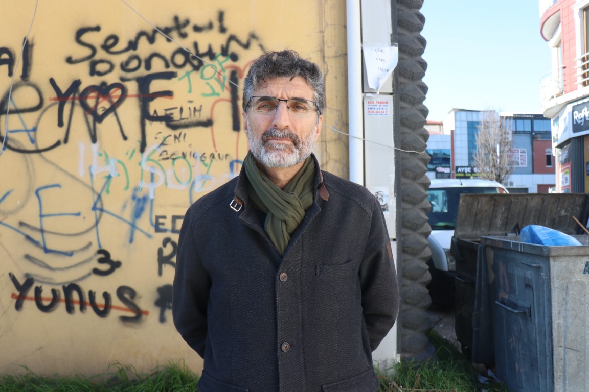 Yerlere çöp atanlara kızdı, sokaktaki direklere ve duvarlara bakın ne yazdı