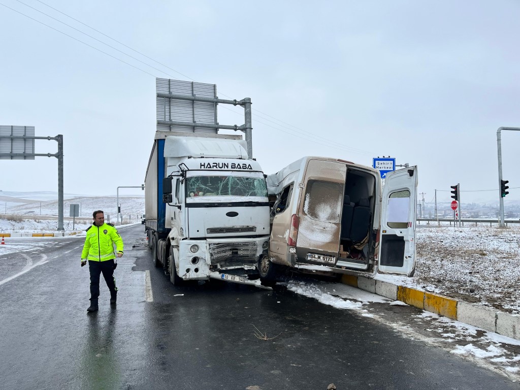 Ağrı’da çekici ile minibüs çarpıştı; 2’si ağır 8 yaralı