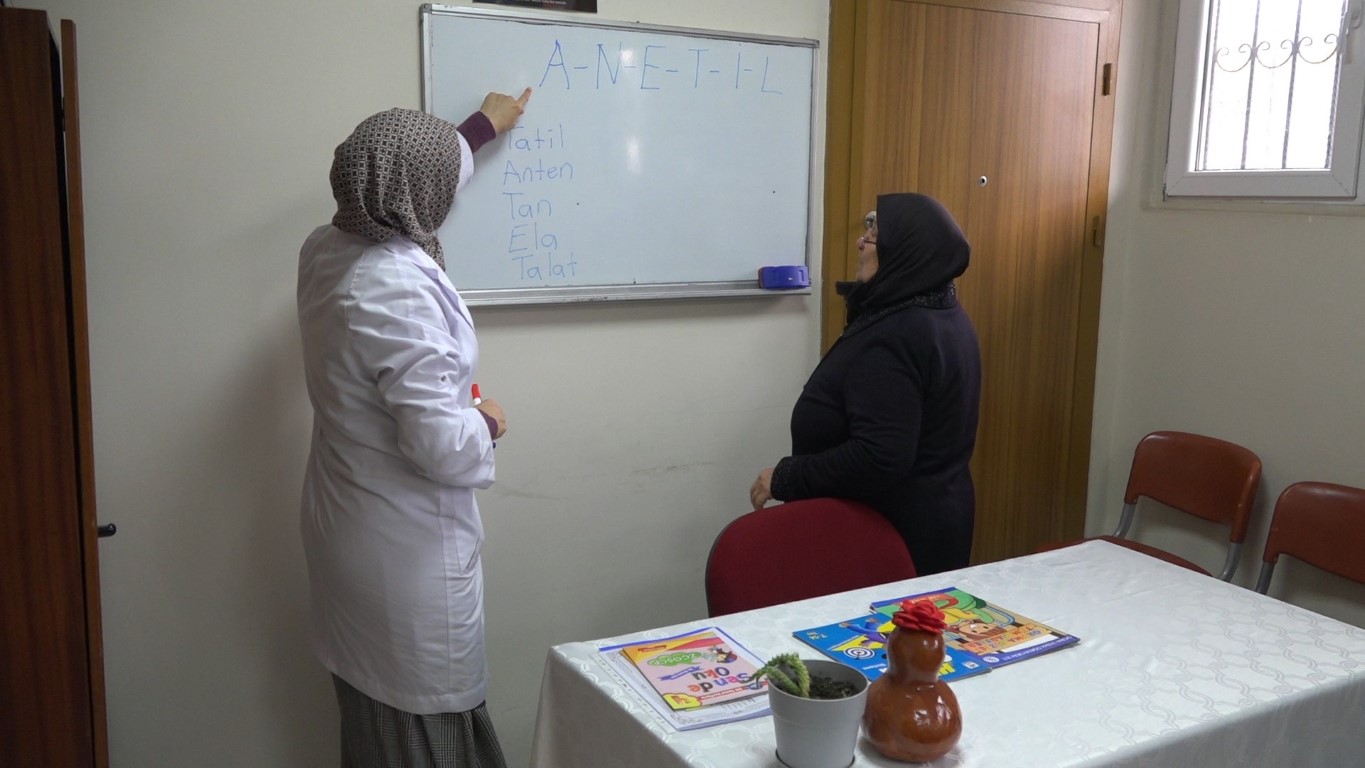 73 yaşındaki anne ile 56 yaşındaki kızının okuma azmi herkese örnek oluyor