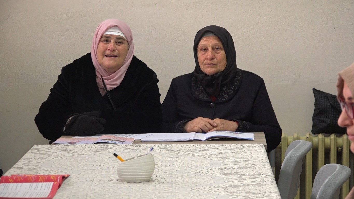 73 yaşındaki anne ile 56 yaşındaki kızının okuma azmi herkese örnek oluyor