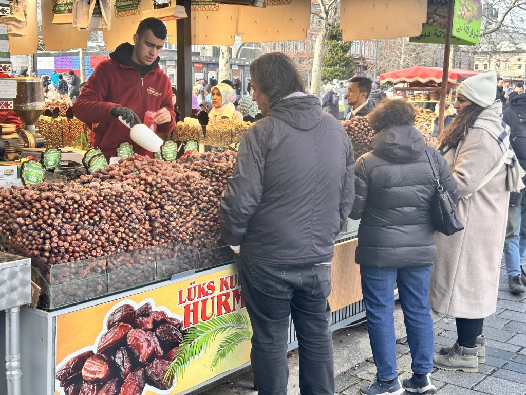 Ramazan öncesi hurma çeşitleri tezgahlarda yerini aldı