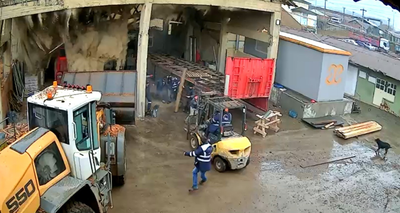 Tokat’ta fabrikanın çatısının çökme anı kameraya yansıdı