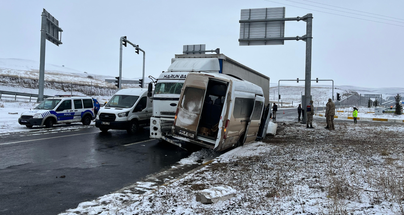 Ağrı’da tır ile minibüs çarpıştı; 2’si ağır 8 yaralı