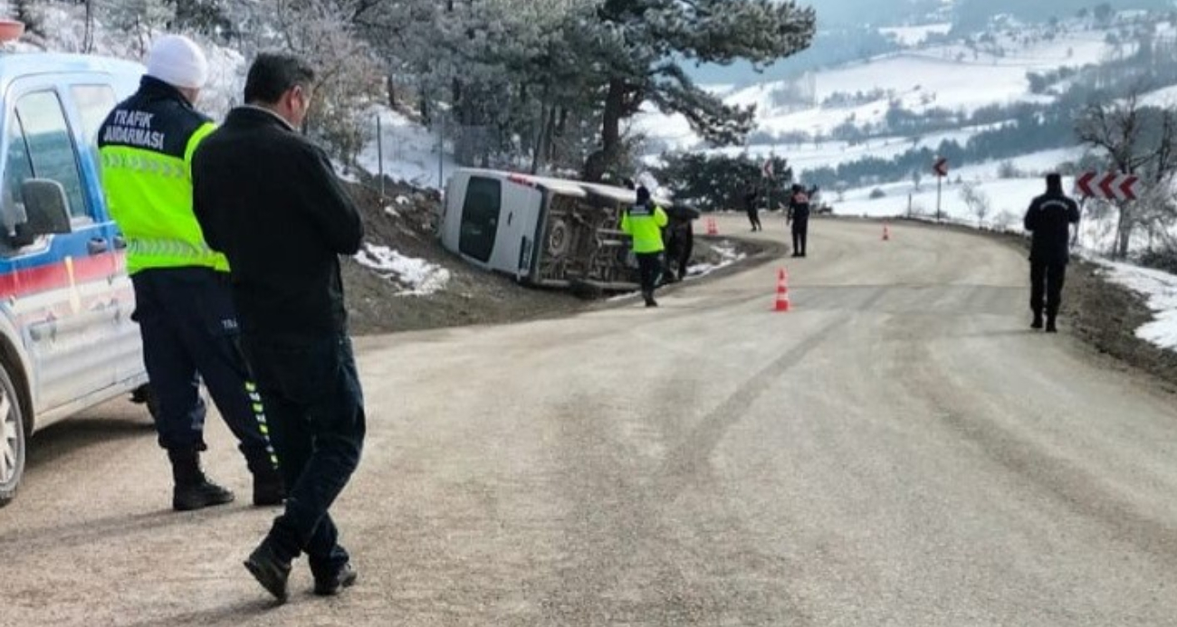 Bolu’da Erpiliç işçilerini taşıyan minibüs devrildi: 22 yaralı