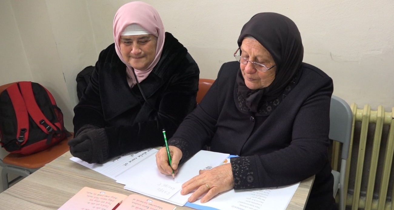 73 yaşındaki anne ile 56 yaşındaki kızının okuma azmi herkese örnek oluyor