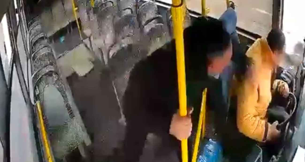 Halk otobüsünde korku dolu anlar: "Abi kendine gel"