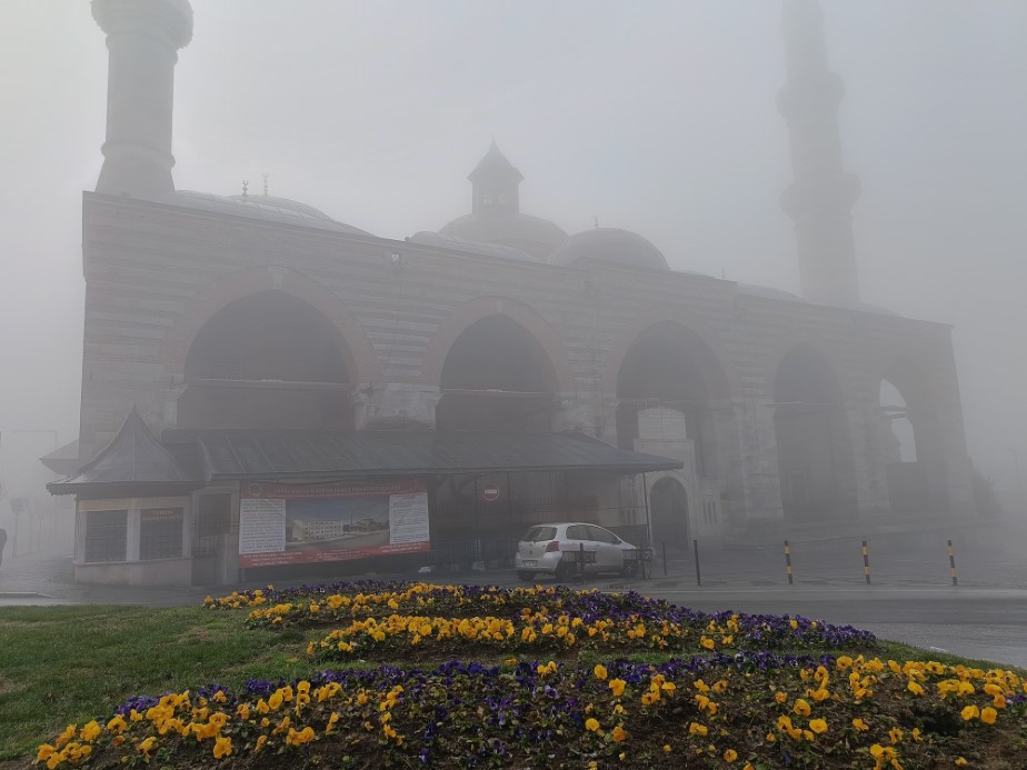 Edirne’de sis etkili oldu: Görüş mesafesi 50 metrenin altına düştü