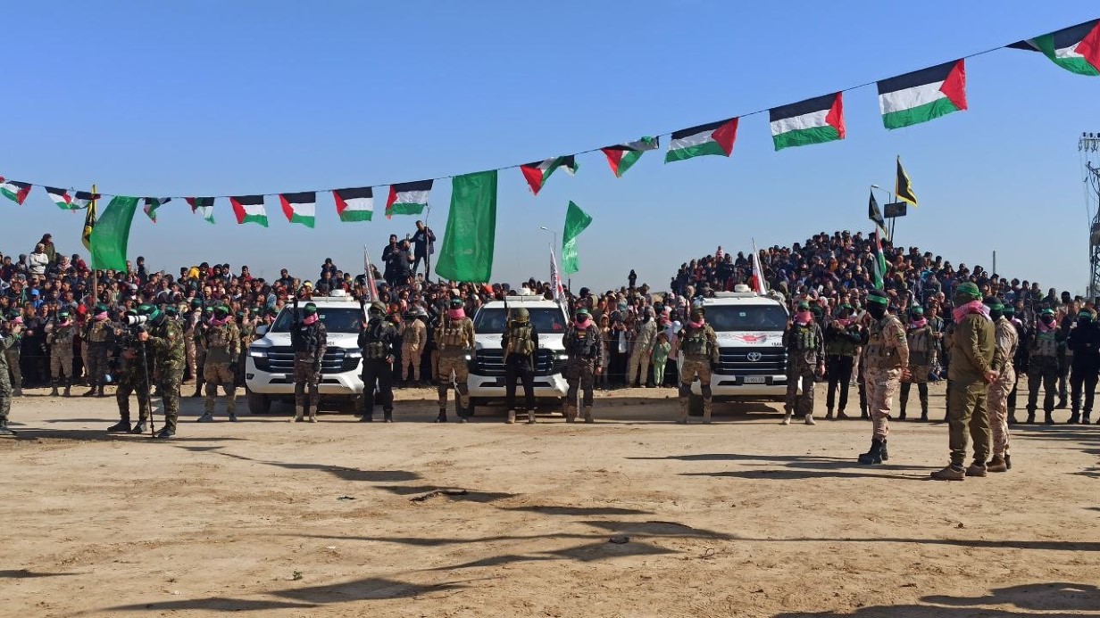 Hamas, 3 İsrailli esiri Kızılhaç'a teslim ederek serbest bıraktı