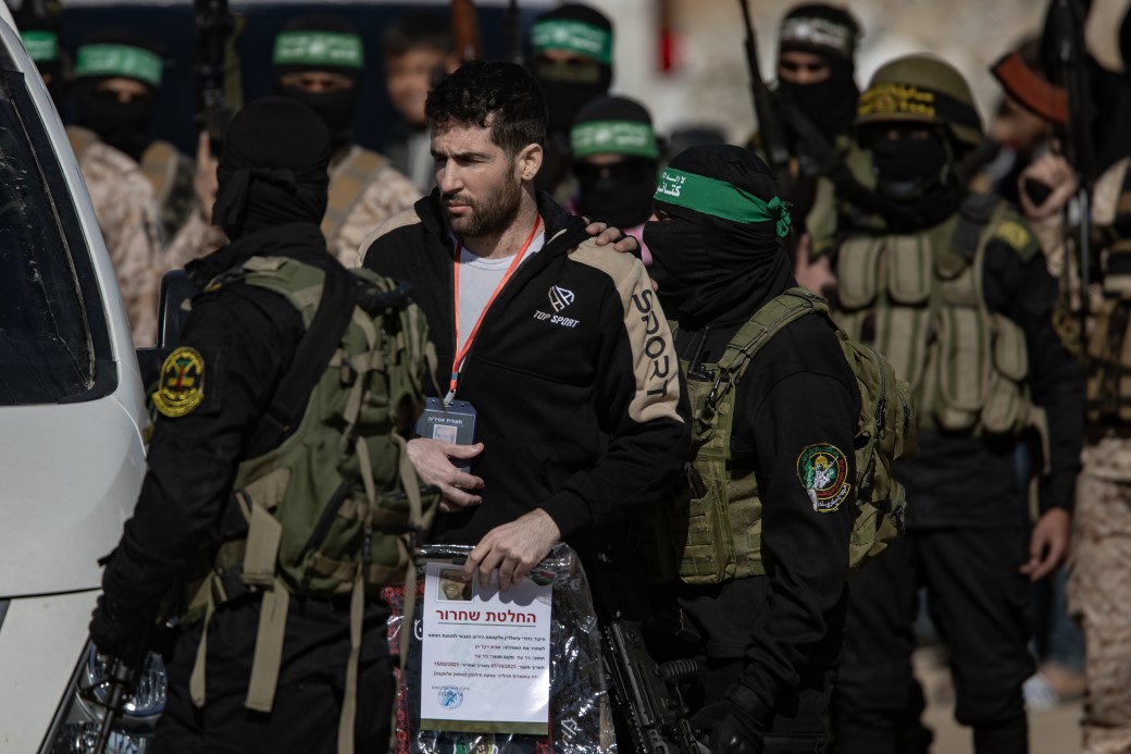 Hamas, 3 İsrailli esiri Kızılhaç'a teslim ederek serbest bıraktı