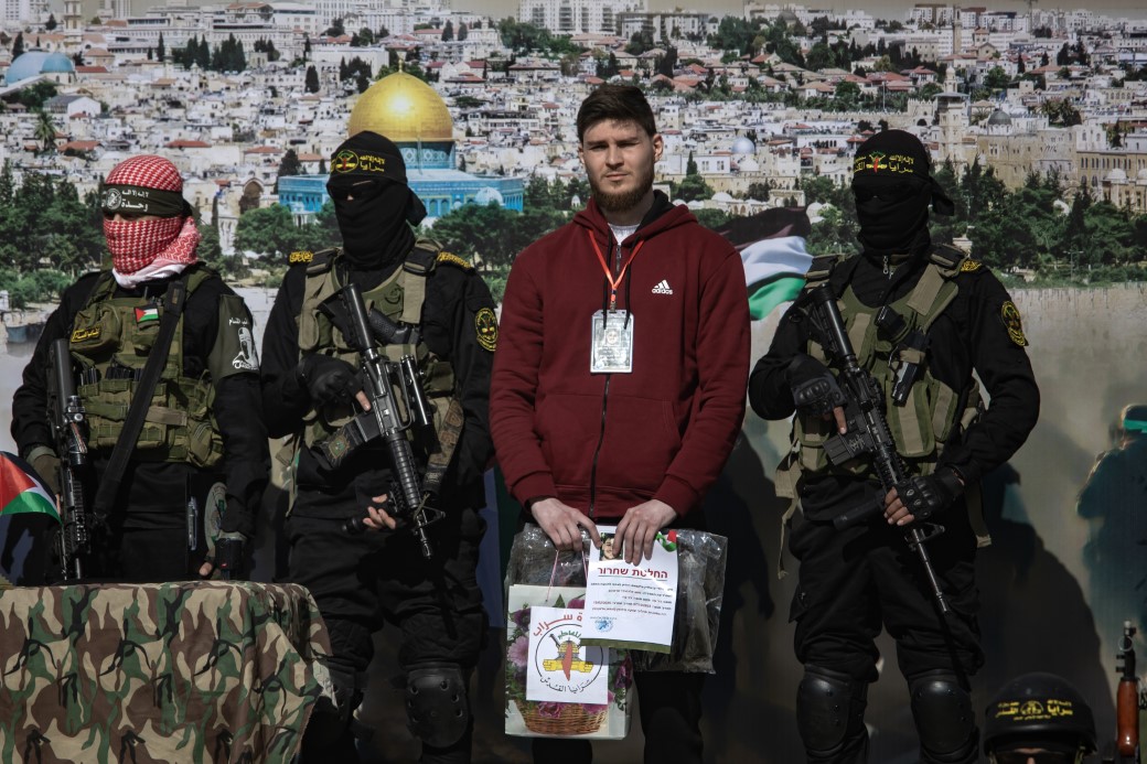 Hamas, 3 İsrailli esiri Kızılhaç'a teslim ederek serbest bıraktı