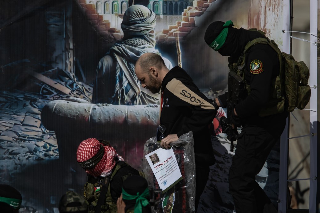 Hamas, 3 İsrailli esiri Kızılhaç'a teslim ederek serbest bıraktı