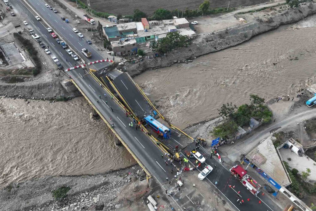 Peru'da köprü çöktü: 2 ölü, 41 yaralı