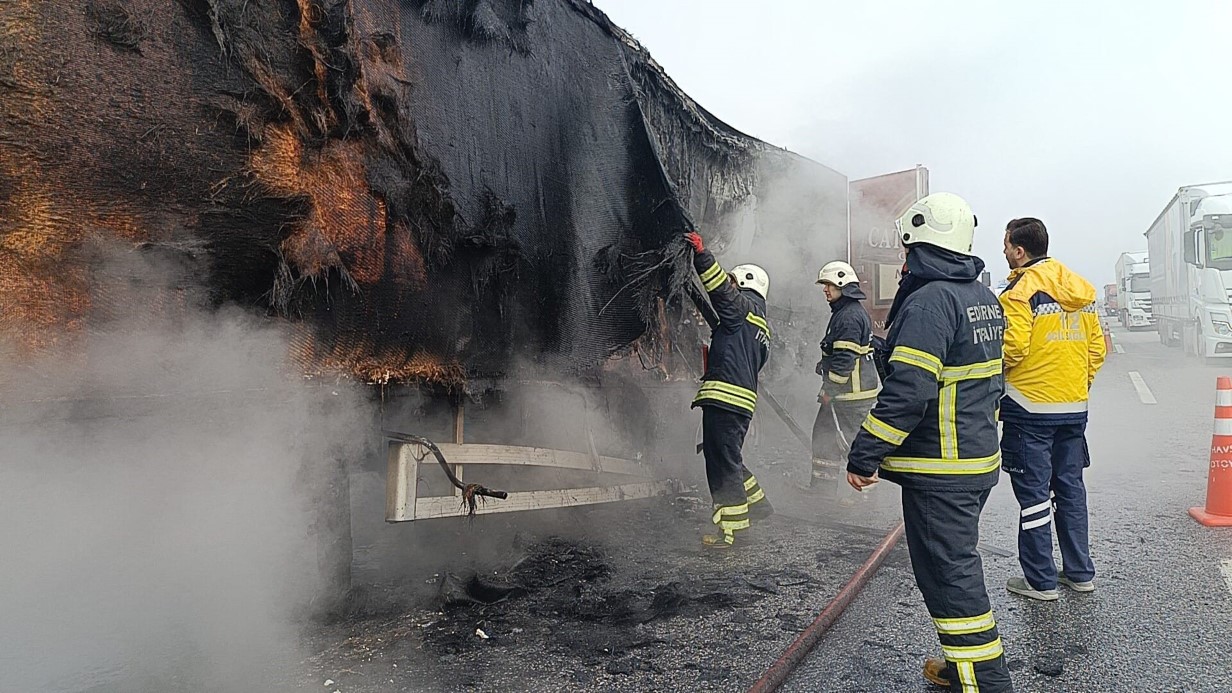 Edirne’de limonata yüklü tır dorsesi alev alev yandı