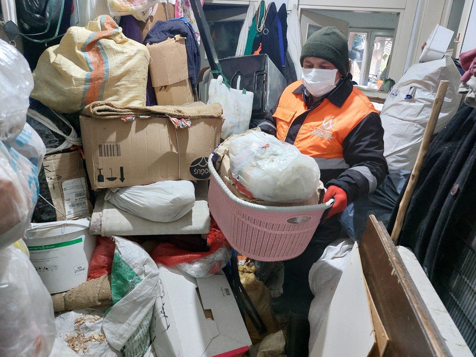 Ordu’da bir evden 10 kamyonet çöp çıkartıldı