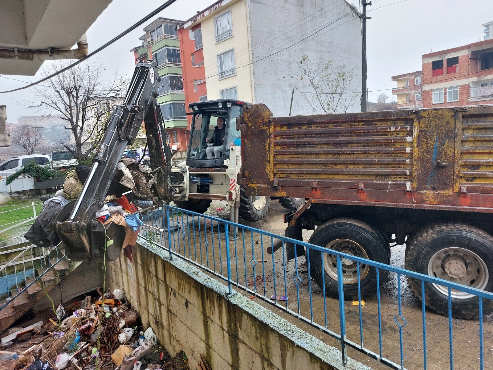 Ordu’da bir evden 10 kamyonet çöp çıkartıldı