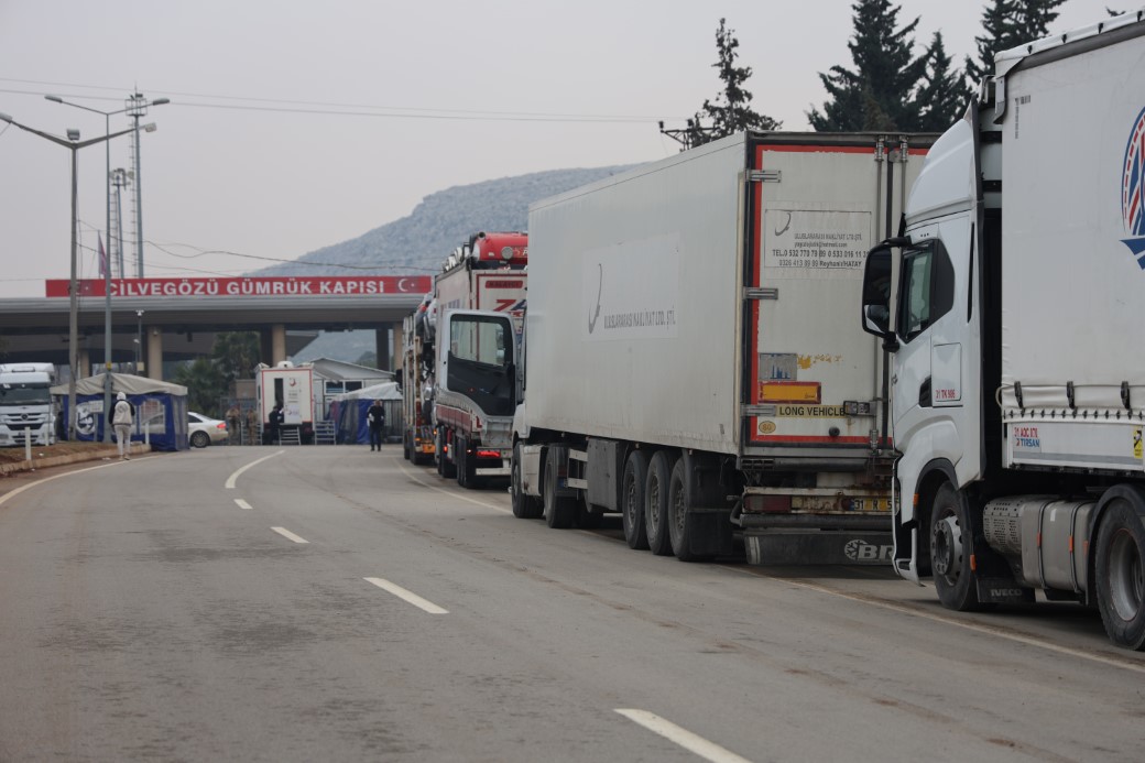 Savaşın bitmesiyle ticaretin yeniden hareketlendiği Cilvegözü’nde tır yoğunluğu devam ediyor