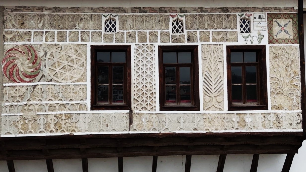 Türkiye’de eşi benzeri olmayan süslemeleriyle 239 yıllık Mektepçiler Evi dikkat çekiyor