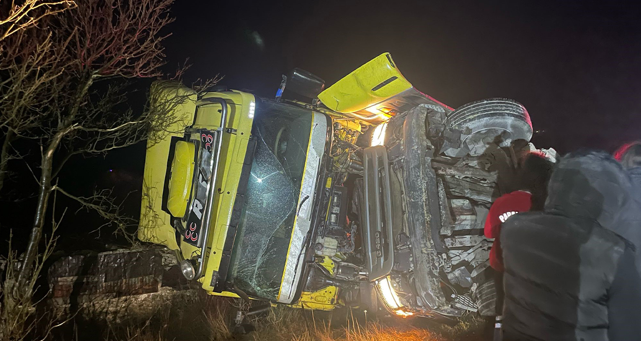Marmara Adası’nda mermer yüklü kamyon kaza yaptı