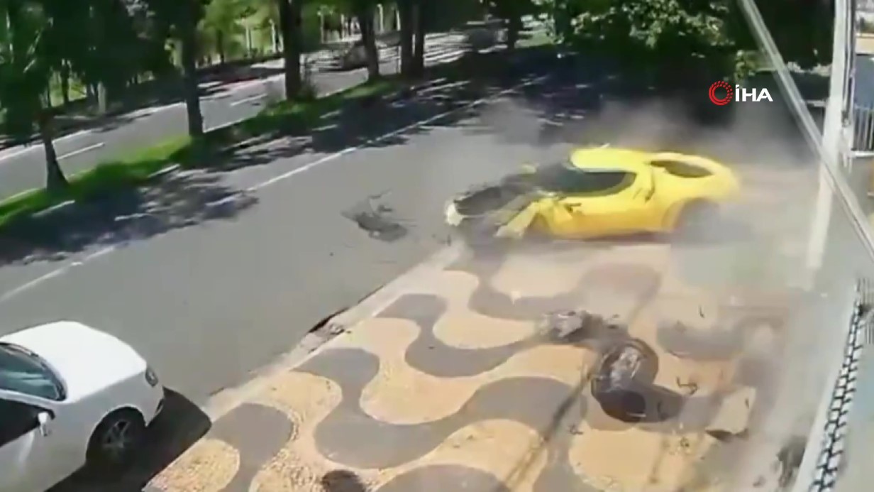 Brezilya'da kontrolünü kaybeden sürücü 20 milyonluk Ferrari ile eve çarptı