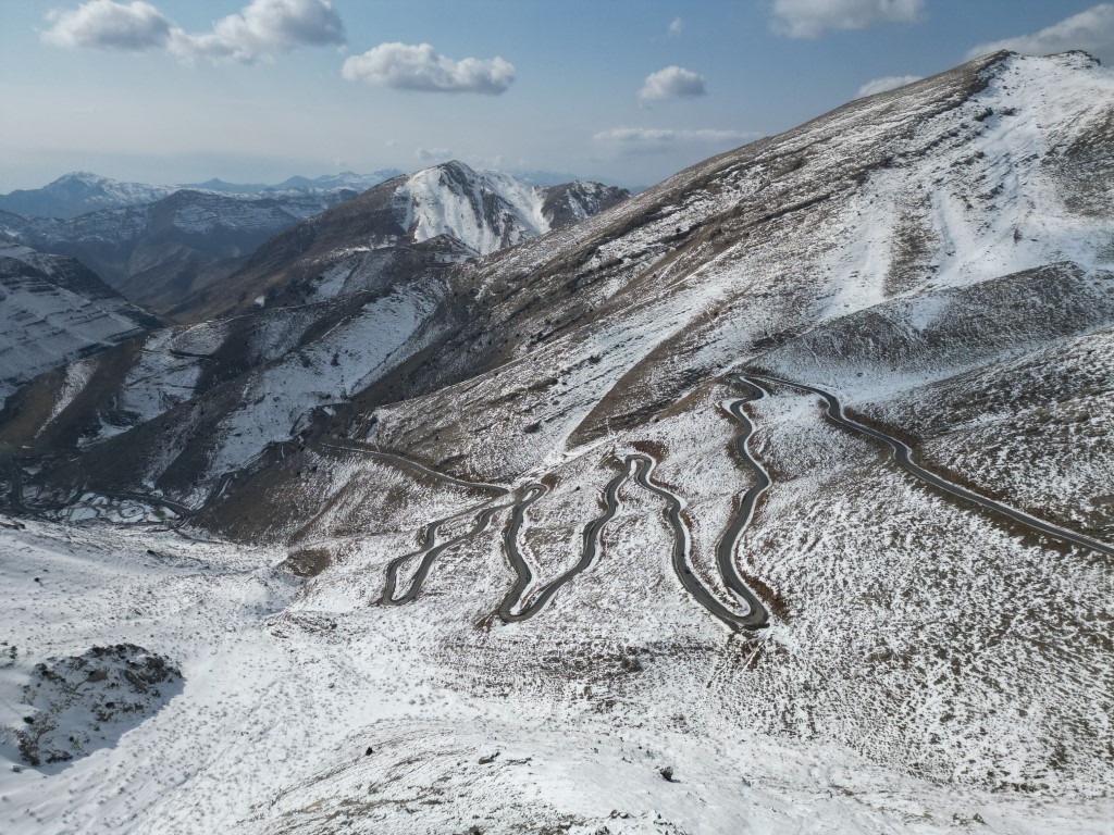 Şırnak’ta beyaza bürünen kıvrımlı yollar dronla görüntülendi