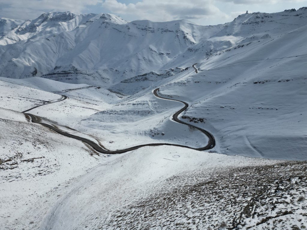 Şırnak’ta beyaza bürünen kıvrımlı yollar dronla görüntülendi