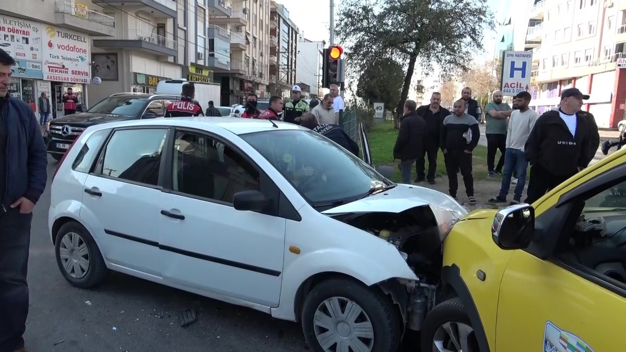 Direksiyon başında baygınlık geçirdi, ortalığı savaş alanına çevirdi: 4 yaralı