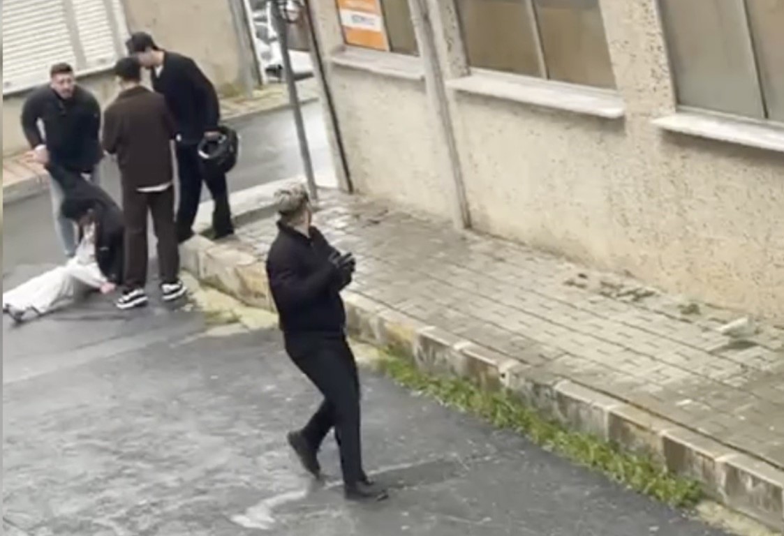 Tartıştıkları genci sokak ortasında acımasızca dövdüler