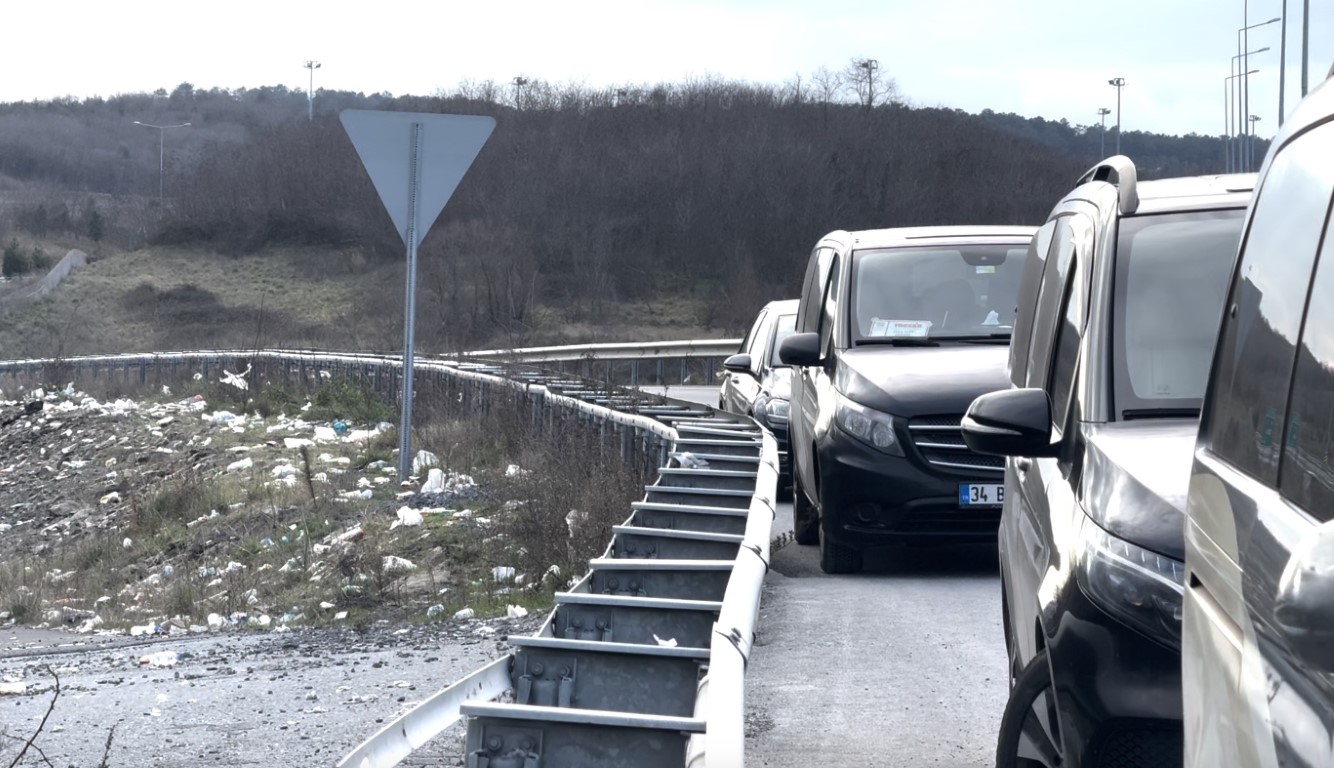 İstanbul Havalimanı Yolu’nda duraksayan araçlar tehlike saçıyor