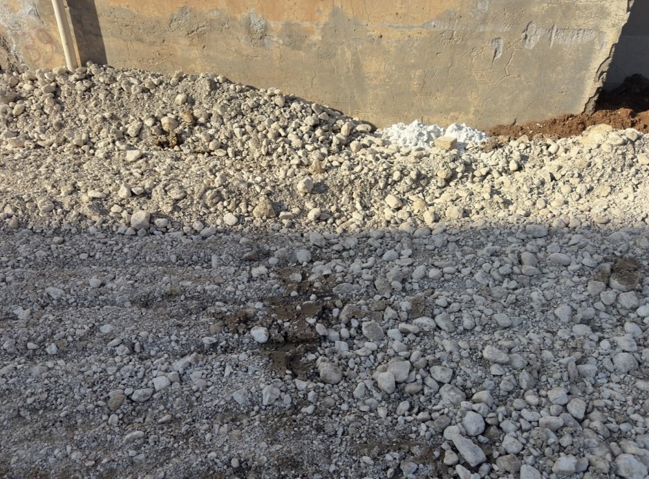 DEM Partili belediye, kullanılamaz hale getirdiği yolun çözümünü kaya parçaları dökmekle buldu