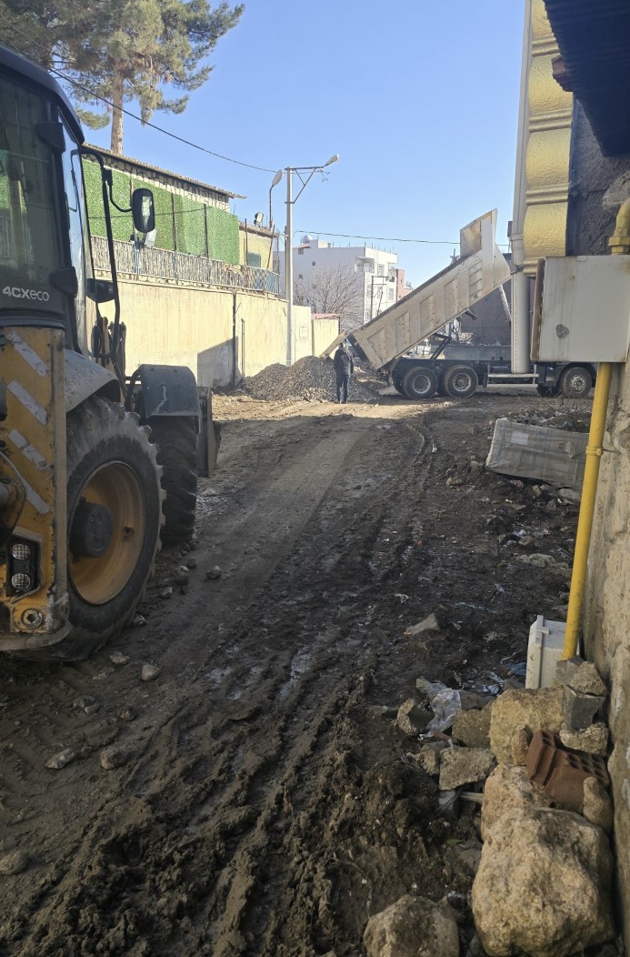 DEM Partili belediye, kullanılamaz hale getirdiği yolun çözümünü kaya parçaları dökmekle buldu