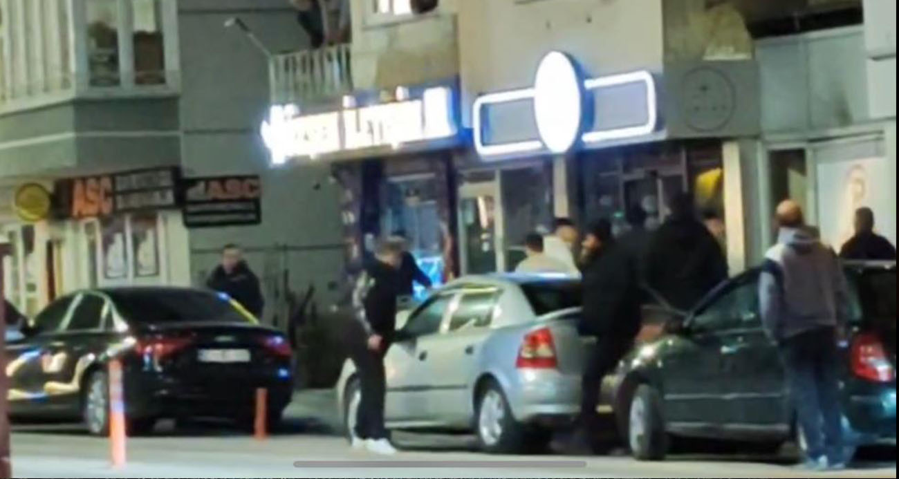 Yumrukların havada uçuştuğu kavgada silah sesleri yükseldi... O anlar kamerada
