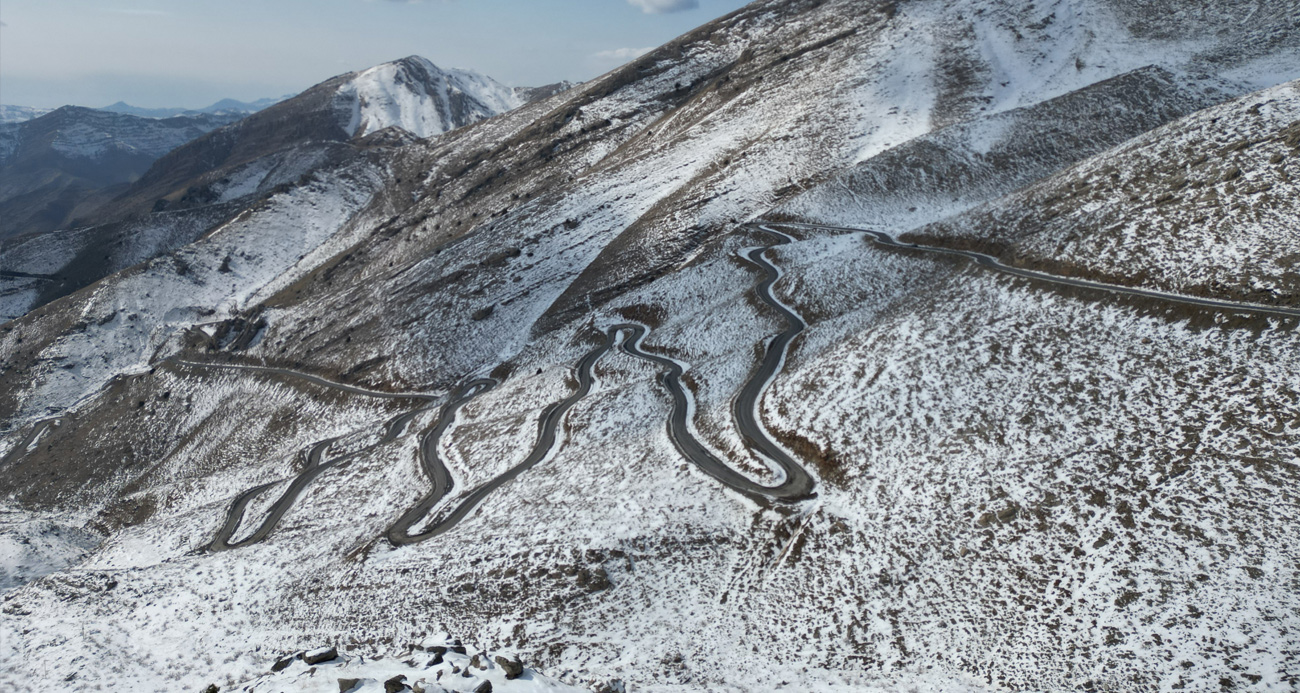 Beyaza bürünen kıvrımlı yollar dronla görüntülendi