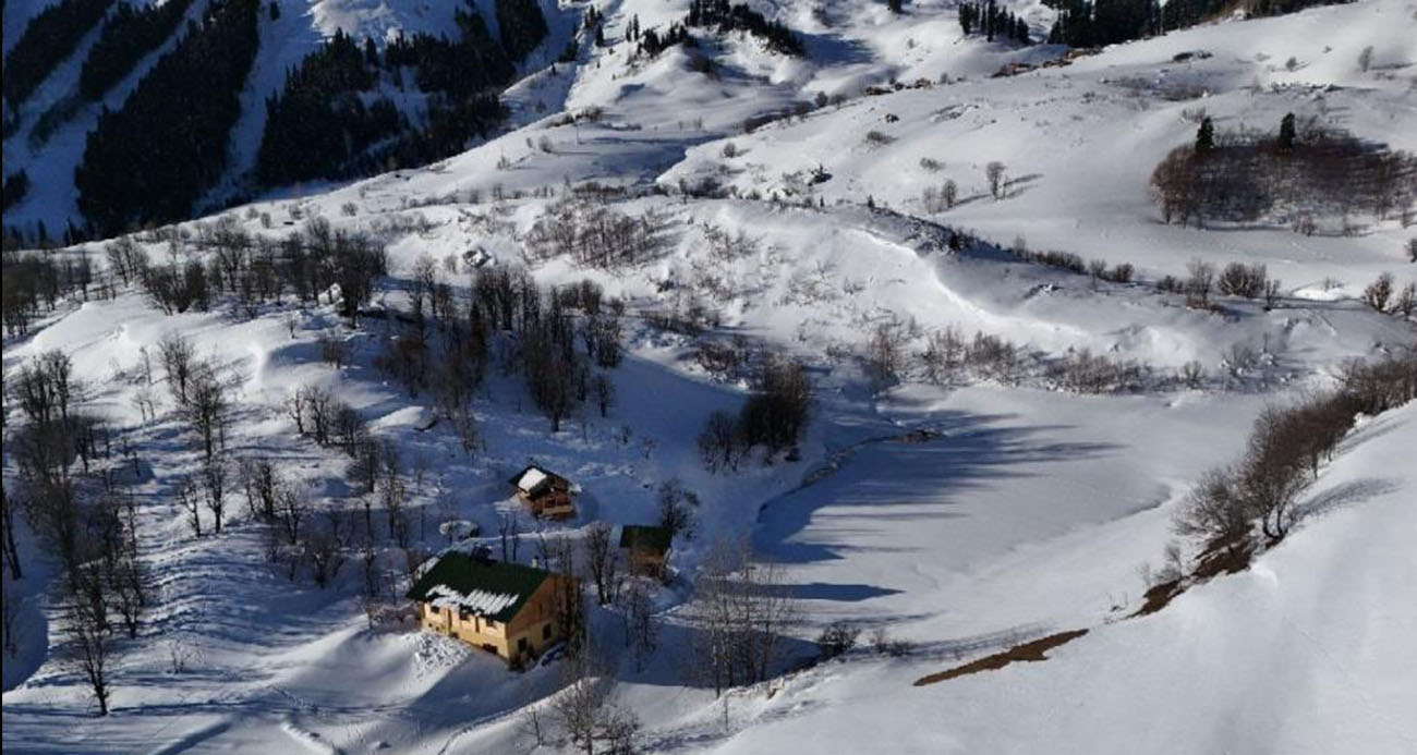Şavşat’ın Maden Köyü geleneksel ahşap mimarisi ve doğal güzellikleriyle büyülüyor