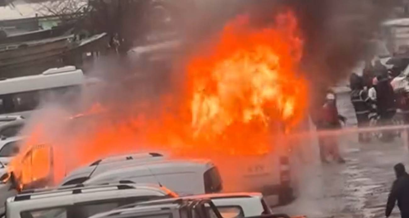 Yalova’da otoparktaki servis minibüsü alevlere teslim oldu