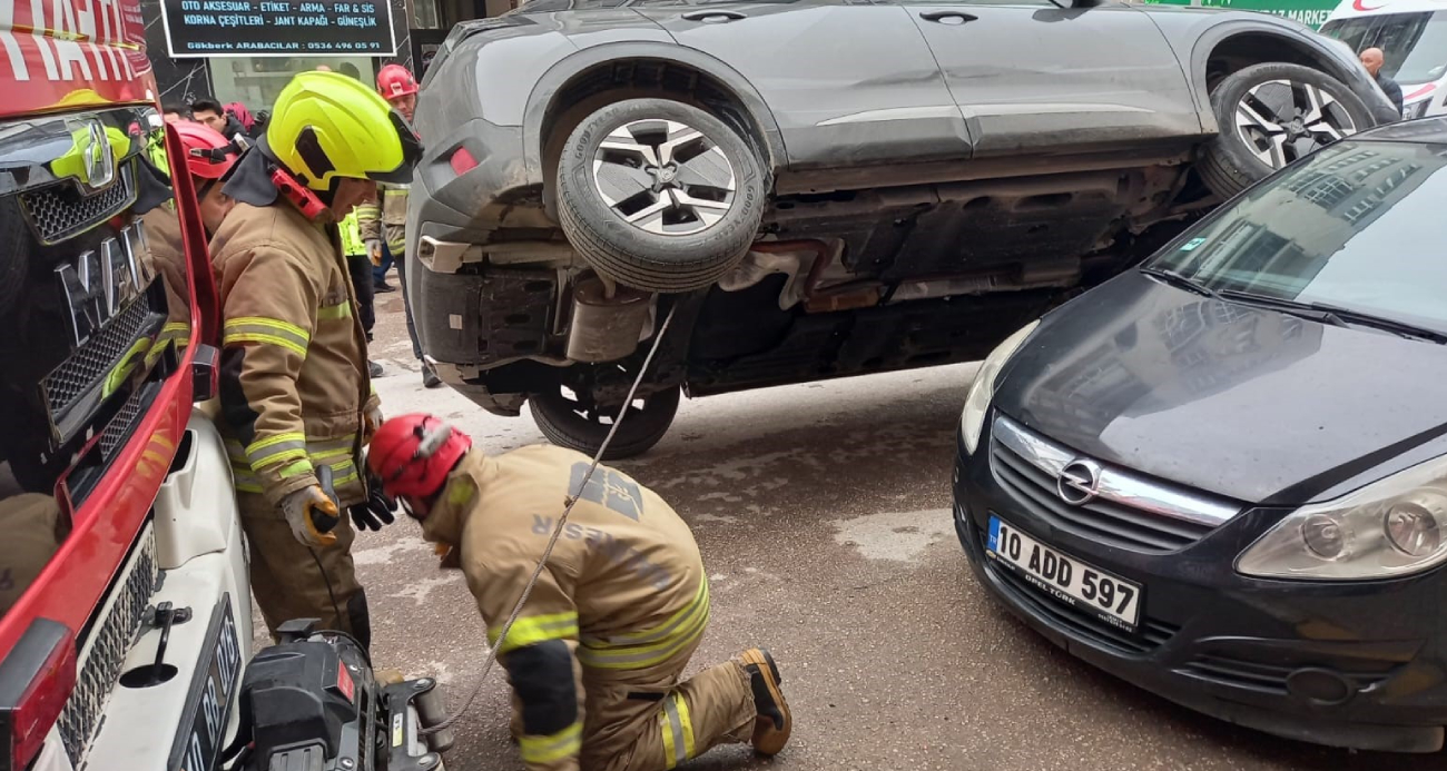 Akılalmaz kaza: Araç park halindeki otomobilin üzerine çıktı