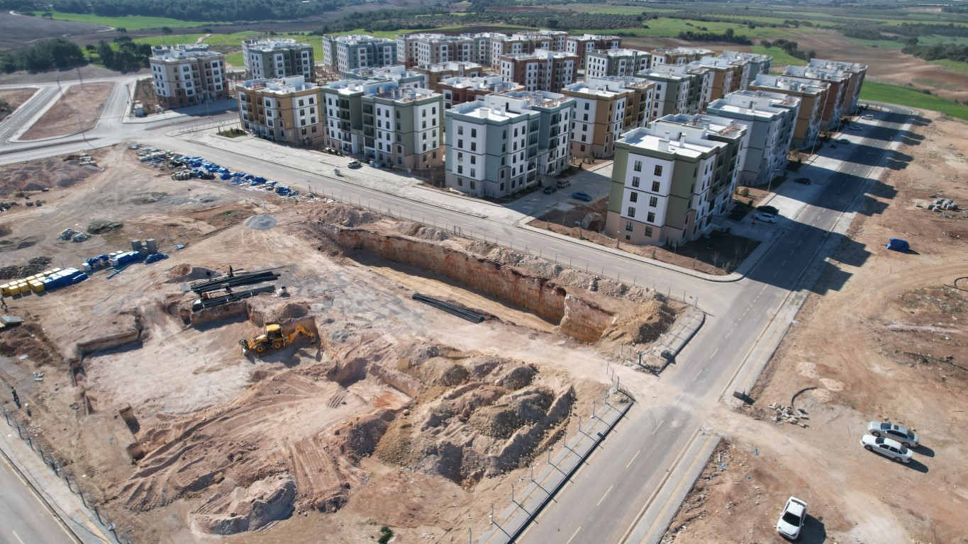 Adana’da depremzedeler için yapılan TOKİ konutlarının inşası sürüyor