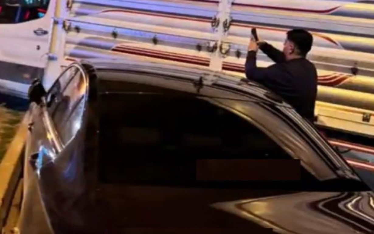 Kaza anları kamerada: Biri sollamak isterken kaza yaptı, diğeri yayaya çarptı