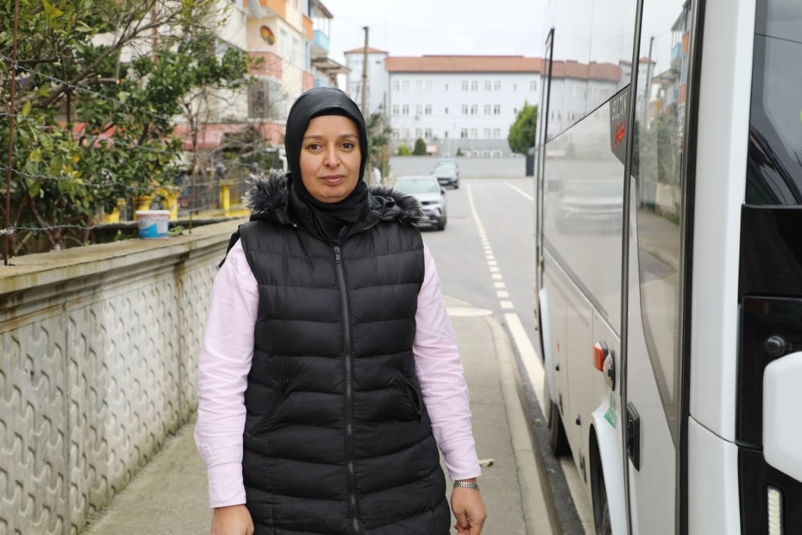 Servis şoförlüğü yapan 44 yaşındaki kadın, erkeklere taş çıkartıyor