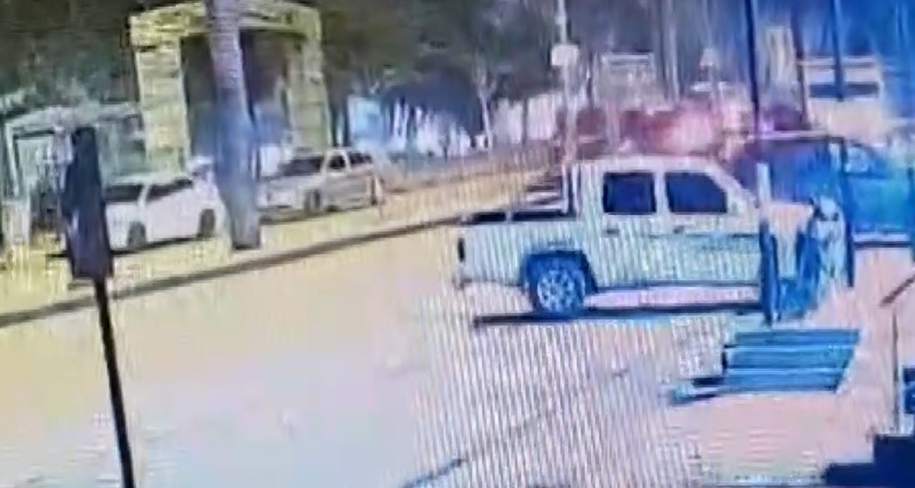 Sokak köpeklerinden kaçarken kamyonet çarptı: Kaza anı kamerada