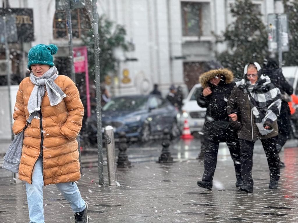 Taksim’de kar yağışı etkisini göstermeye başladı