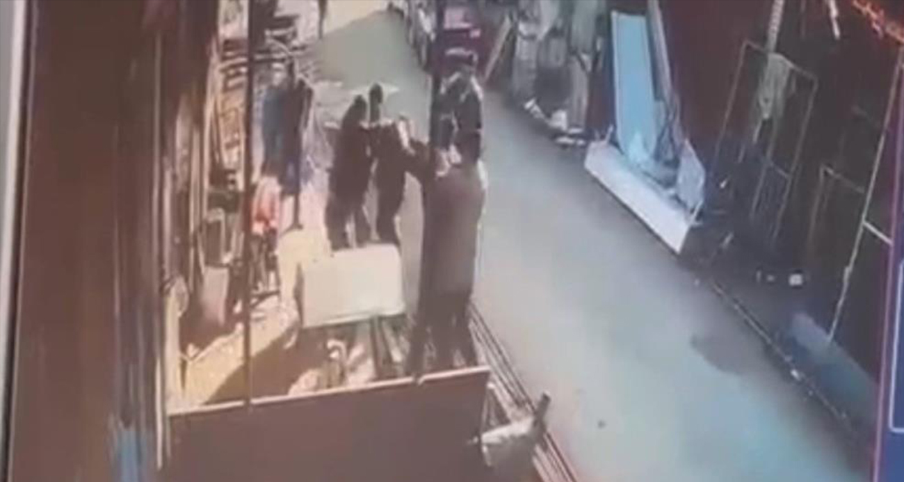 Erzincan’da iki esnaf arasında tekme tokatlı kavga güvenlik kamerasına yansıdı