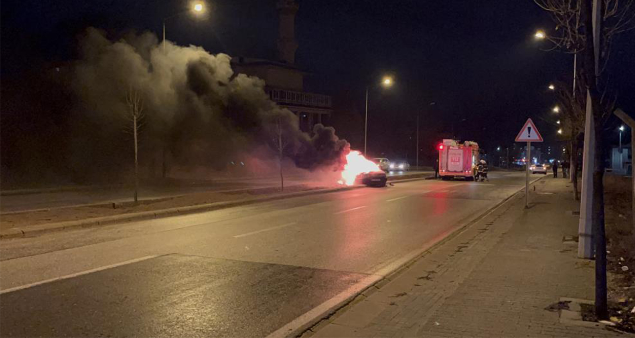 Yakıt aldıktan hemen sonra alev alan aracından atladı, canını zor kurtardı